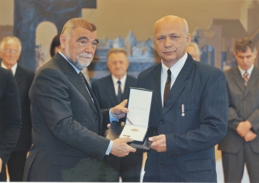 Godine 2009. godine odlikovanje Danice hrvatske s likom Franje Bučara uručio mu predsjednik Republike Stjepan Mesić