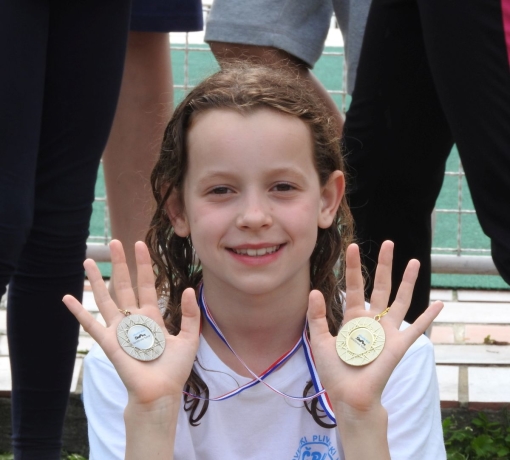Meri Furdi ponosno pokazuje svoje dvije medalje