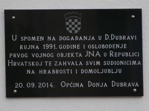 Spomen ploča na općinskoj zgradi u Donjoj Dubravi (photo: donjadubrava.hr)