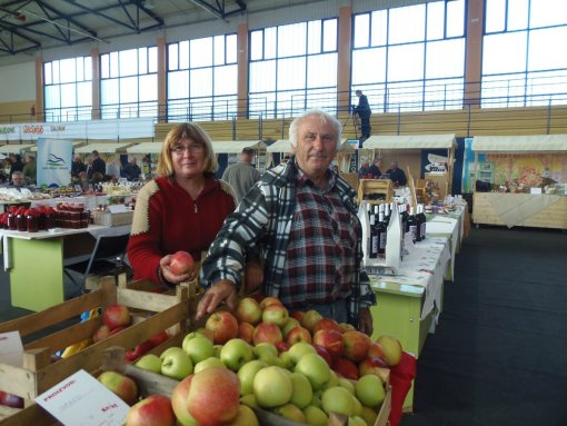 Jedan od svega tri štanda s jabukama imali su Ivanka i Milan Stanojlović iz Banfija - njihov je voćnjak na brijegu, izbjegao je proljetno smrzavanje