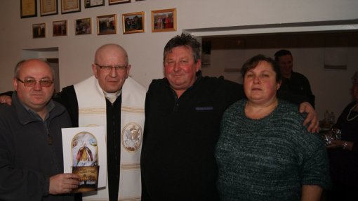 Na blagoslovu klijeti (slijeva): župnici Josip Drvoderić, iz Goričana, i Karoly Farkas, iz Letenya, te domaćini Ivan i Željka Gudlin
