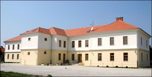 Međimursko veleučilište nalazi se uz četvrt Loka, kraj jedne od gmajni; zemljište kompleksa s druge strane dira Sajmište