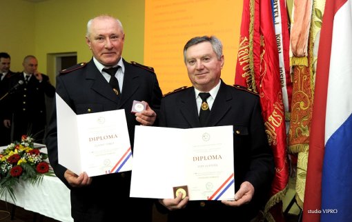 Ivan Slaviček (lijevo) i Zlatko Varga, primili su spomenice za 40 i 50 godina rada u DVD-u