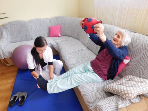 Baka Anika vježba s fizioterapeutkinjom Elom
