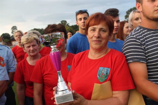 Pehar za prvo mjesto u kategoriji ženskih B ekipa osvojile su vatrogaskinje iz Malog Mihaljevca