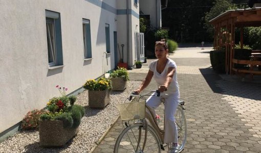 Biciklom na posao! Uprava Doma Hodošan dvije je djelatnice nakon prijeđenih 3000km, nagradila novim biciklima. Na fotografiji: Jasminka Petković