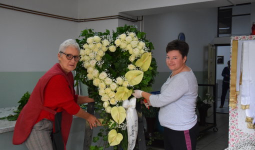 Cvjećarice Natalija i Smiljana završavaju jedan od cvjetnih vijenaca