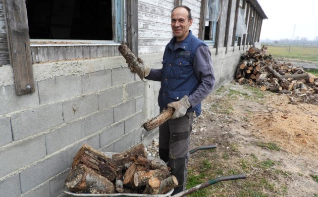 Marijan Baranašić sprema drva za ogrjev